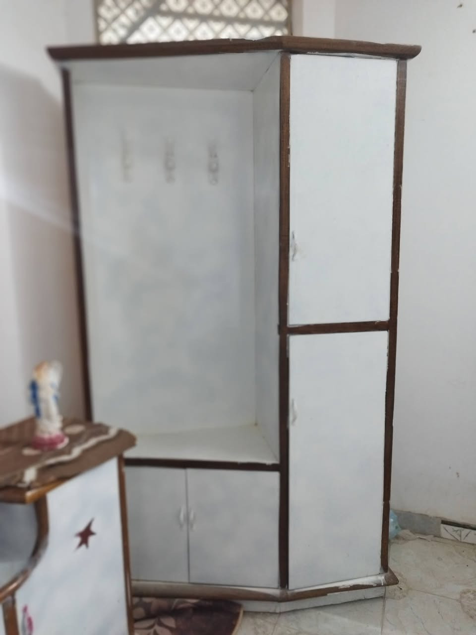 غرفة اخشاب تسكام صاج الاصلي كنتور طوله خمس أمتار للبيع ***********
