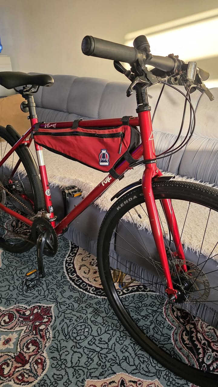 السلام عليكم دراجة للبيع
Fuji klumsy 
الاصدار المحدود بالتعاون مع شركة اساهي اليابانية
الدراجة موديل 2022 حجم 28
قطعة وحدة بلادية 
اللون احمر ميتاليك
قياس الفريم 52 
اطارات كندا 700×35 جدد
سستم Shimano بالكامل 16 سرعة 
عكرب شيمانو التوس 8 سرعات خلفي ونقال تورني سرعتين امامي
بريكات دسك ميكانيكي تكترو Tektro
كشن الدراجة الاصلي
حقيبة الدراجة البلادية فوجي مضمنة
واقيات اصلية بلادية
 
العنوان بغداد مجمع بسماية 
للاستفسار خاص او على الرقم
*********** واتساب
