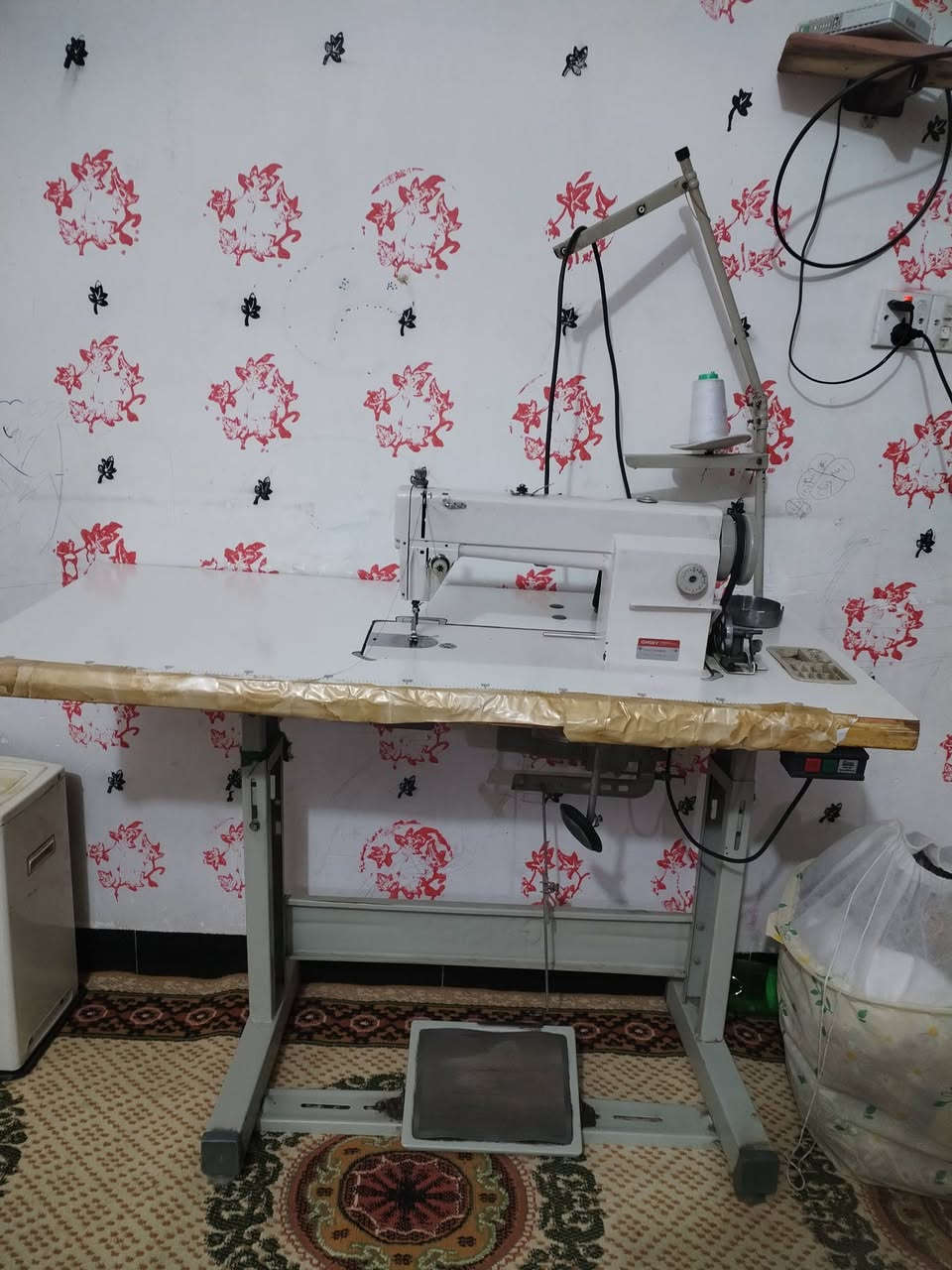 السلام عليكم مكينه خياط صناعيه مابيها اي ضرر سعرها 200وبيها مجال مكان ورديه خارج ***********
