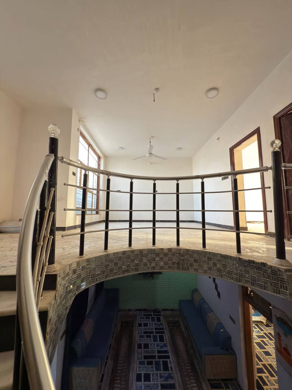 السلام عليكم اعادة النشر بسبب الوعود الكاذبه ادمن اقبل يرحم والديك/دار للبيع في حي الجامعه يقع علا شارع بعرض 20وقريب من شارع 20التجاري الطابق الاول اسقبال صاله مطبخ حار بارد غرفتين نوم/ مجمع صحيات الطابق الثاني 3غرف نوم صاله مجمع صحيات/ للاستفسار رقم صاحب الدار ابو مقتدى ***********
