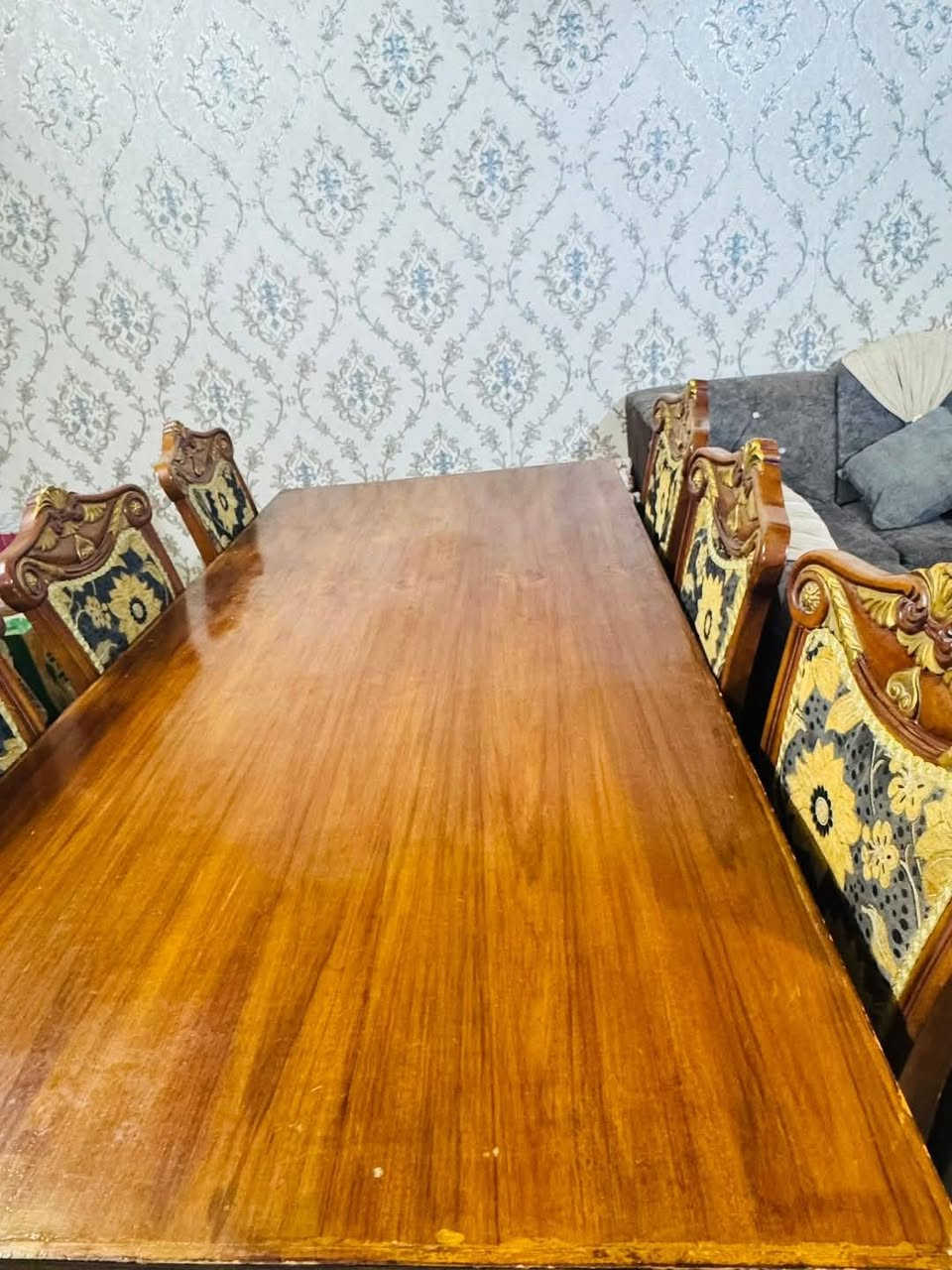 السلام عليكم ميز طعام للبيع متكون من 6 كراسي السعر 350 وبي مجال ***********
