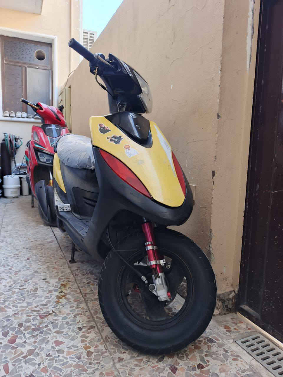 سلام عليكم
دراجة ماكس عدلة للبيع فقط
اصولية مع اوراق و منفيس
دراجة نگرة بكل وقت مع هندر واحد.
گفرات مع سوادات ختم واحد 
لون ليموني مميز 
كابريتر مع سلف مبدلات تايواني
مكينة مفتوحة بس ناعمة جدآ 
ما تسمع الها صوت و لا طگطگة 
ستان صفح مع تعليگ
ويل امامي رياضي
قطرة دهن رياضي
صالنصة رياضي
ويل مشيف رياضي
فلتر بانزين رياضي
فلتر شوتة رياضي 
عداد السرعة واكف
عداد البانزين شغال
كشن مغلف 
لايت زنون ابيض اصفر 
كلوبات سكن 
اشاير شغالة
بريكات شغالة 
كهربائيات شغالة كاملة
نضافة 95%  
ادير بانزين محسن فقط 
و باقي الدراجة مرتب و مكفول
مو تلزيگ و تنام عد الفيتر 
اخوان سعر الدراجة مع التزويد 650 قفل قفل قفل. 
سعر الدراجة بدون تزويد بلاديه 575 قفل قفل قفل. 
واتساب ***********
مكاني بغداد الجديدة في شارع المسبح.
