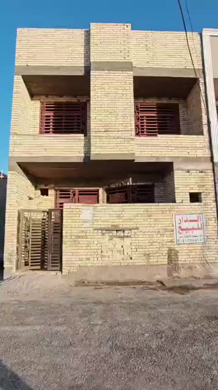 سلام عليكم هيكل للبيع المساحه 100م  مي مجاري كهرباء الشارع 8م قرار 25 يحتوي على أربع غرف نوم ومطبخ وصاله واستقبال واربع صحيات العنوان البوبيات عامود 76 قرب جار العباس السعر 120بي مجال للتفاوض*********** .***********
