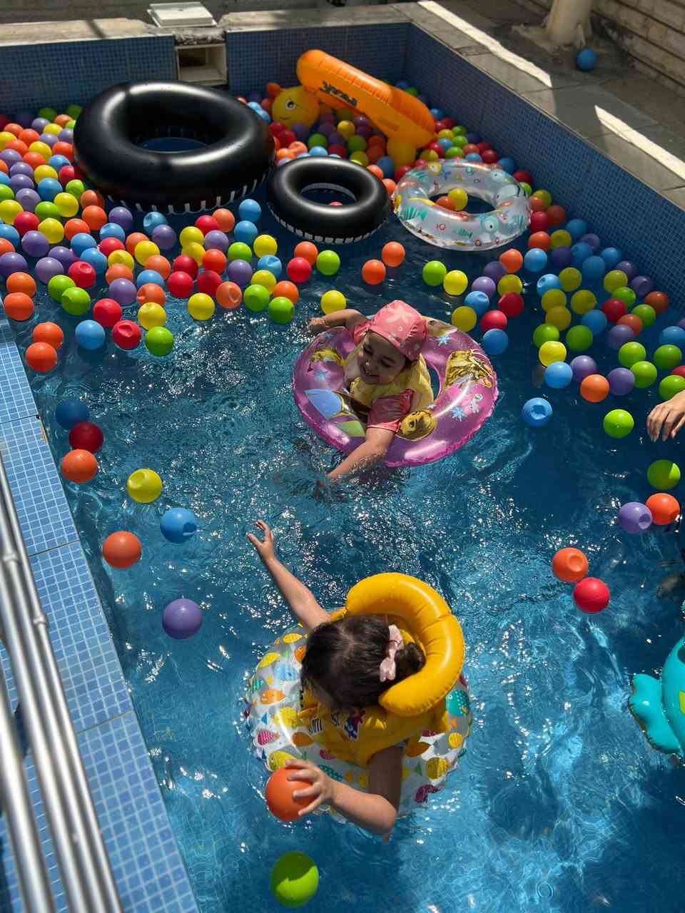 ‏🏓⛱( Summer School - المدرسة الصيفية) 🏓🏊‍♂️

تعلن روضة المستقبل الاهلية عن فتح التسجيل في السمر سكول، ساعد طفلك في استغلال العطلة الصيفية من خلال الاختيار من بين مجموعة من الانشطة التي لها اهمية كبيرة في تنمية مهاراته المعرفية وتعزيز الابداع لديه والتي تساهم في تقوية شخصيته...

 🔹البرنامج التعليمي 

1️⃣ تعليم الحروف العربية ✍️👨‍🏫
2️⃣ تعليم الارقام العربية ➗➕1️⃣2️⃣3️⃣
3️⃣ تعليم الحروف الانكليزية 🅰️🅱️
4️⃣ العاب الذكاء ( المونتسوري والجيلين دومان) 
5️⃣ تحفيظ قصار السور من القرآن الكريم 😇🤲🏻
 

 🔹البرنامج الترفيهي  

1️⃣ دروس الرسم  و الاعمال اليدوية 🎨🧶🧩🎈
2️⃣ دروس في الاتيكيت 😇🙏🏻
3️⃣ انشطة حركية و العاب تعليمية متنوعة ⛳️🤸‍♂️🧘🏽‍♂️
4️⃣ دورة لتعليم السباحة 🏊🏼‍♀️
5️⃣ سينما جلسة قراءة قصة بطريقة تفاعلية 🎥🎭
6️⃣ حديقة العاب خارجية
7️⃣ قاعة العاب داخلية 
8️⃣ دروس الباليه 💃🏻🩰
9️⃣ رياضة الكوشينكاي 🥋🥇
🔟 دروس الموسيقى 🎻🎶

🔴 تسليم شهادة مشاركة نهاية الدورة لمن اتم الدورة كاملة 👨🏻‍🎓👩🏻‍🎓
🔴  مدة الدورة ثلاث اشهر  ابتداءا من 1/6  

🔸 ايام الدوام من السبت الى الخميس
 من ( 7 ص - 4 م )
☎️ ***********

📍العامرية، شارع المنظمة، قرب الدفاع المدني.

