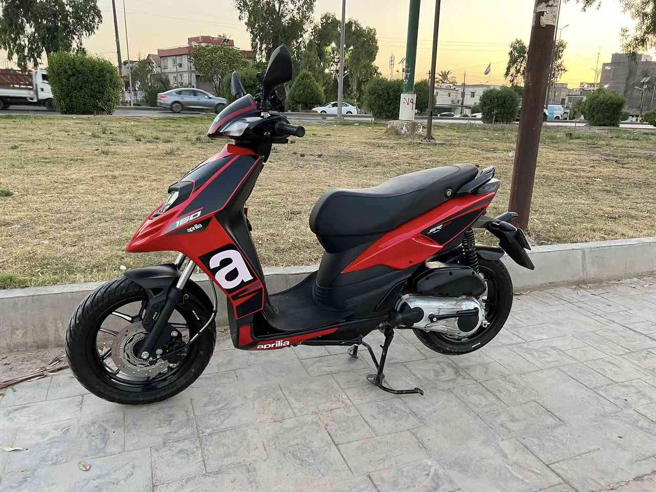 السلام عليكم 
ابريليا 160 cc
موديل 2026
استخدم قليل وضع الشركه
ماشيه ٤٧٠٠
كفالة عامه 
عليه لايت زنون اصلي عالي ناصي
الدراجه حره مو اقساط
ثاني يوم تحول وبدون متاخذ الدراجه فقط السنويه 
مكاني بغداد الكرخ
السعر مليونين ٨٥٠ الف 
***********
