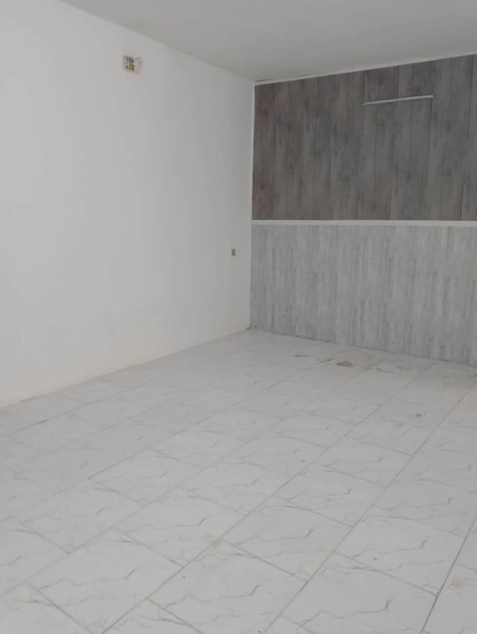 ‏بيت إيجار طابق أرضي بنا حديث يحتوي على غرفة وصالة مطبخ خدمات مكان المهدية الثالثة السعر 550 وبي مجال بسيط اتصال على أرقام المكتب ***********￼
