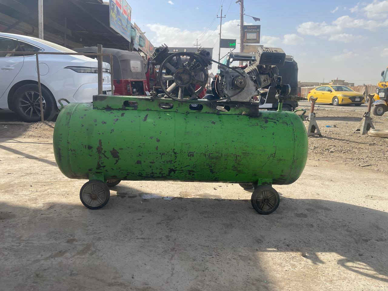 السلام عليكم كمبريسرللبيع ٣٠٠ لتر السعر ٢٠٠ العنوان الزعفرانية اربع شوارع *********** لا نرد على التعليق  يوجد وات ساب

