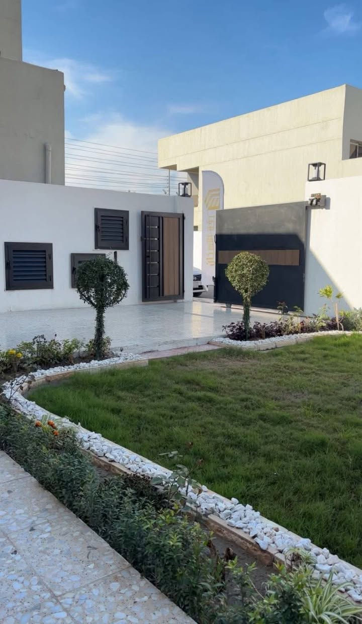 مجمع مربع الذهبي
المجمع كامل من ناحية الخدمات والبناء والتسليم جدا قريب سارع بالحجز وحدتك السكنية 
مساحة 250m طابقين بتصاميم جدا مميزه 
لطلب والاستفسار  ***********
