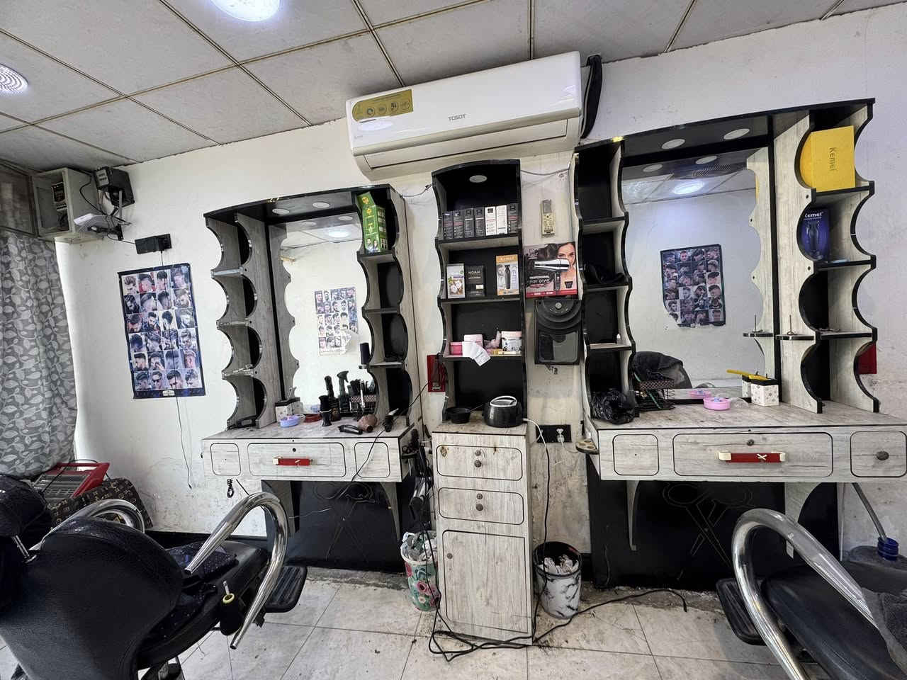 للبيع ميز حلاقه سعر250 رقم ***********
