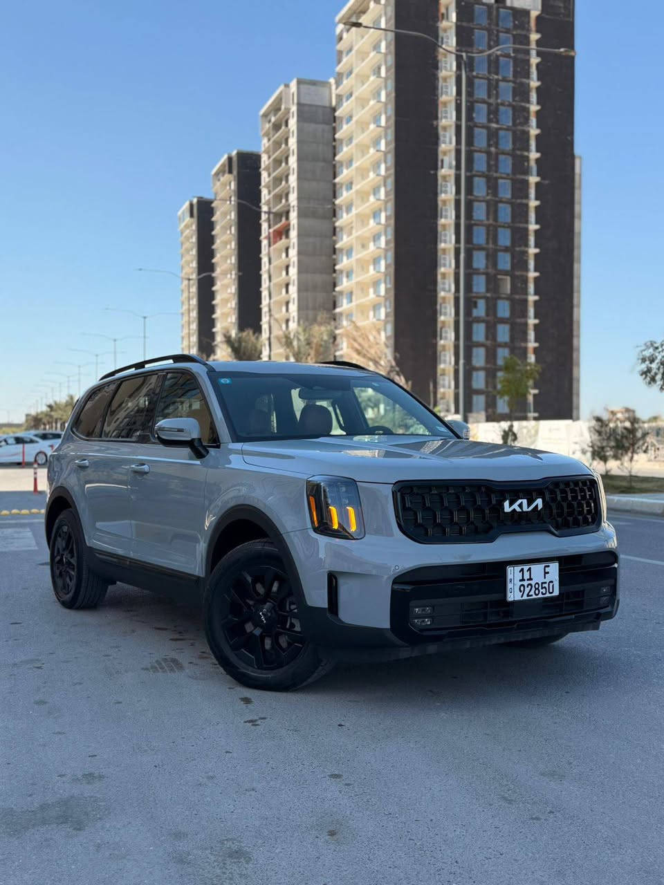 كيا تيلورايد SX 2024 للبيع
السيارة بدون صبغ و بدون إيرباك 
حادثها باب السائق و التي خلفها مبدل نفس اللون 
ماشيه 18.000 ميل
لون مميز + داخل مشمشي
المواصفات :
1) سلايد امامي + فتحة خلفية
2) كشنات جلد تدفئة + تبريد
3) كشنات Vip منفصلة
4) سستم سماعات هارمن
5) شاشة كبيرة دجتال نظامين ثيم كلاسك و مودرن
6) مري شفط + اشارة + كامرة بالمري
7) كامرات 360 درجة 
8) حساسات امامية + خلفية + جانبية 
9) رادارات امامية + خلفية + جانبية
10) 5 أنظمة قيادة
11) اوتو هولد + هاند بريك بصمة 
12) تحكمات ستيرن كاملة
13) 3 قطع تبريد 
14) بردات خلفية 
13) مساج كشن السائق
14) تنبيه رجاج ستيرن
15) محرك 3800 + كير 8 نمر
16) تخمين تايرات عادي + جبلي 
للتواصل ***********
السعر 365 ورقة و بيها مجال 
مكان السيارة بغداد العامرية
