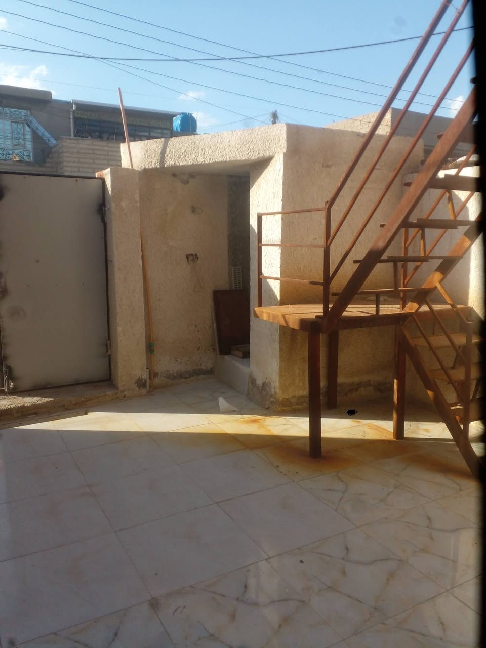 100م حي البساتين حي السلام  شارع اسواق رسل الطابق الاول كراج وصاله ومطبخ مع خدمات  ومنور وغرفه وترك   الطابق نظيف  الطابق الثاني غرفه ومطبخ وخدمات معزول عن الاول   قسط ونقد اي استفسار ***********2
