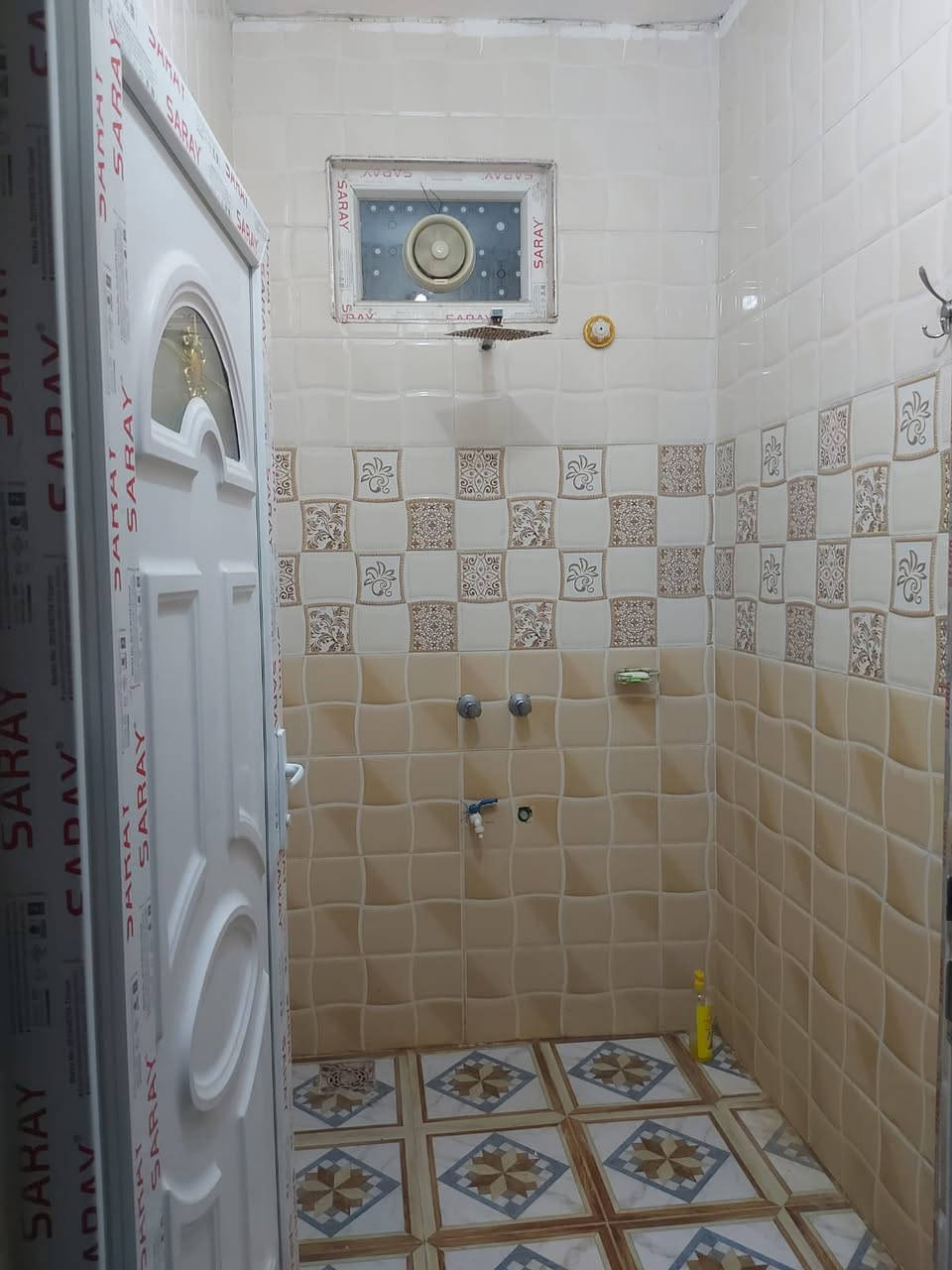 السلام عليكم بيت للبيع المساحه 150متر طابو زراعي سند 25 طابقين بناء حديث الموقع ناحيه كنعان الحميرات قرب شيخ فايز الحميري سعر خاص شراي بي خير ويدلل 
الرقم بي واتساب ***********
