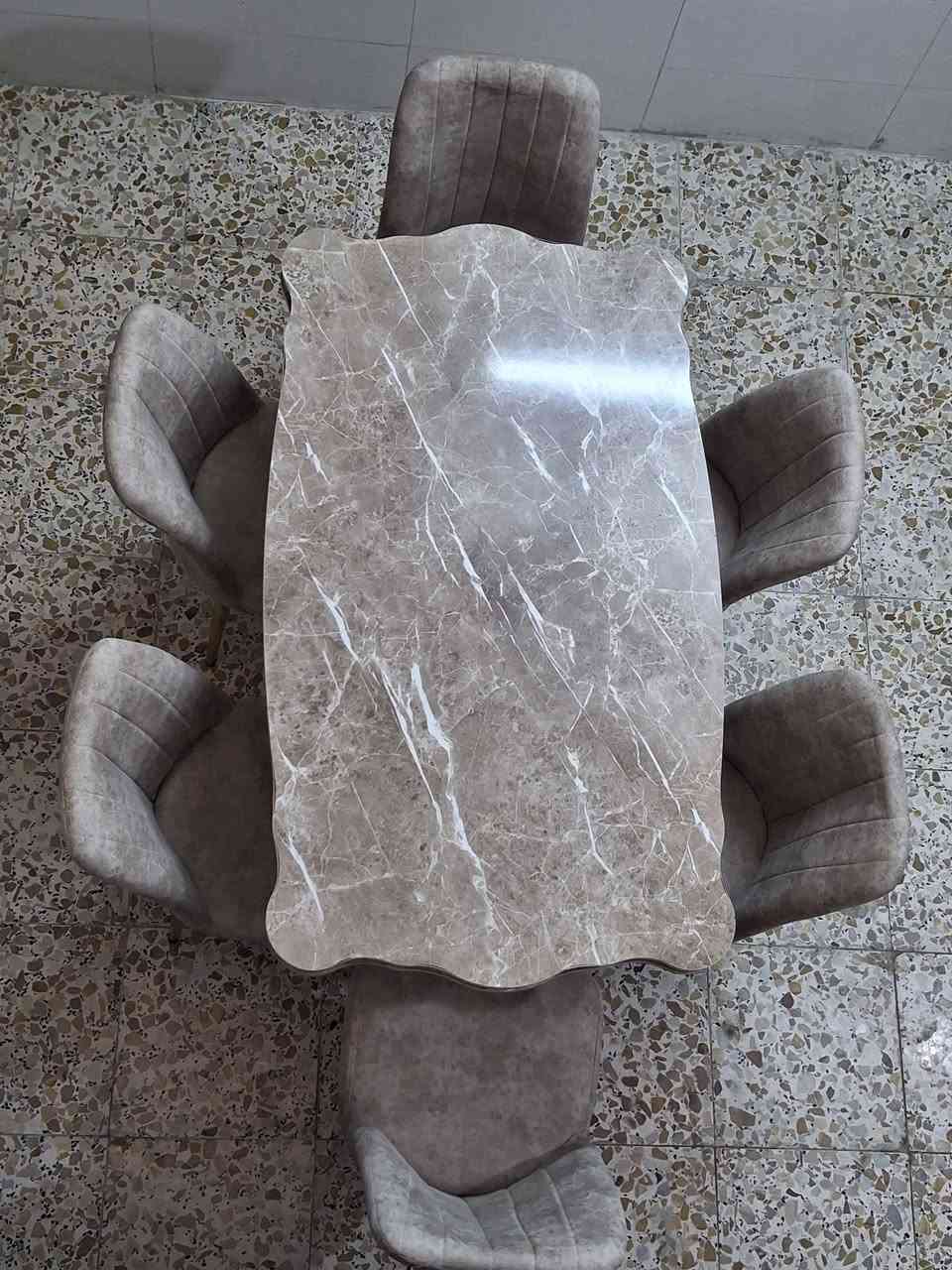 ميز طعام ٦كراسي مستخدم نضيف ١٥٠الف بي مجال قليل مدينة الصدر ***********

