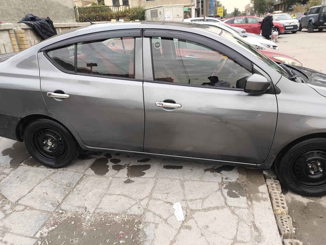 سلام عليكم 
لبيع
نيسان فيرسا موديل 2016 موصفات S (بغداد تحويل ثاني يوم)مكانها بغداد زيونه حادثها جاملغ خلفي وهنا بل العراق طبعاً سياره ليبل واحد بدون تبديل شاصي لغد مكفول  تبريد جديد حدادية جديده امامي خلفي تخم تاير كير محرك مكفول حتى دهن كير بدلنه من شركه 
رقم بغداد جديد سياره كامله ومرتبه مابيه نقص برغي
السعر 85
وبيه مجال
للتواصل
‏‪0770 422 2200‬‏
