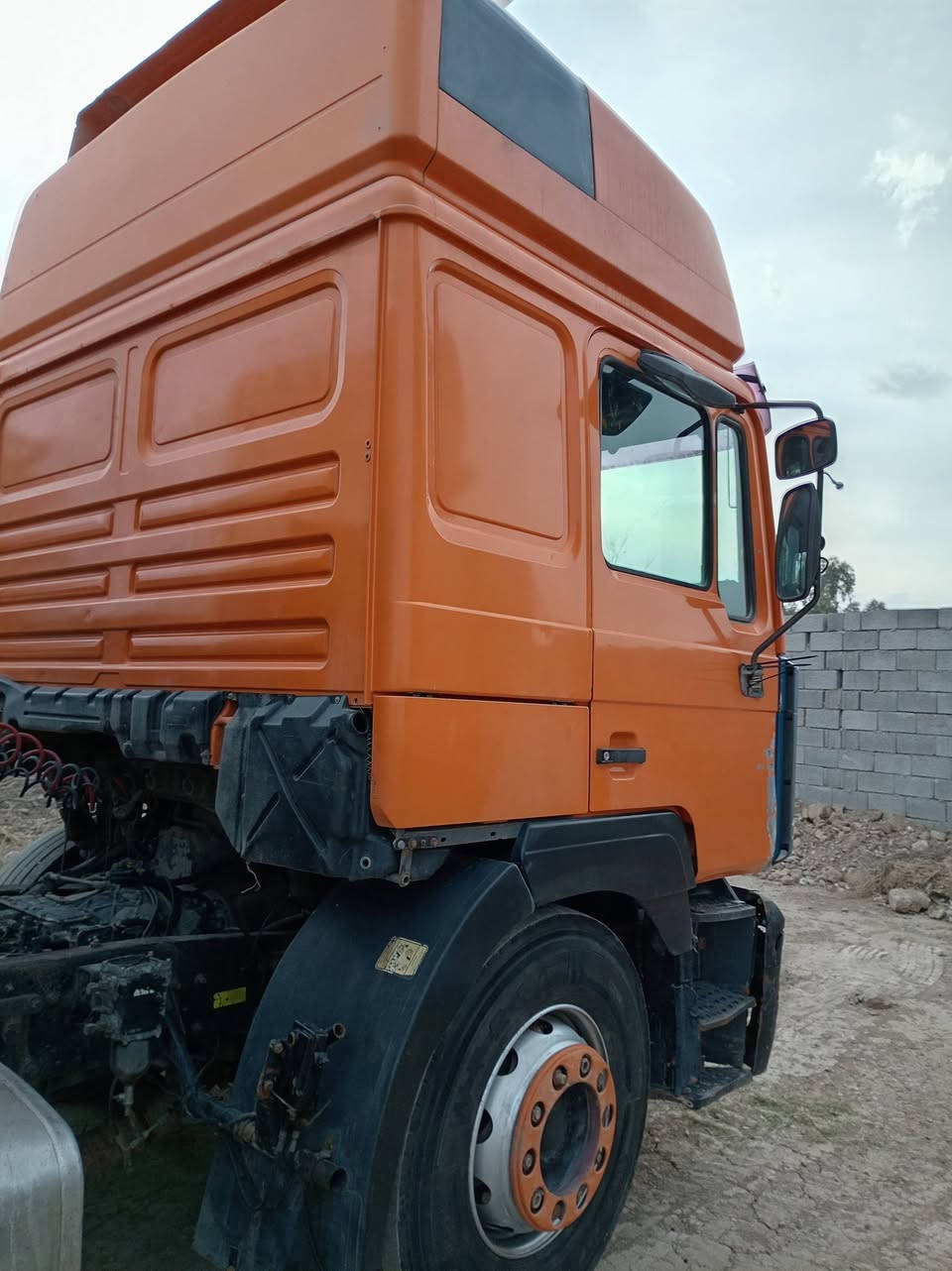 السلام عليكم مان صقر للبيع موديل 2002 سنكل خلفي  سنويه 28  .......***********
