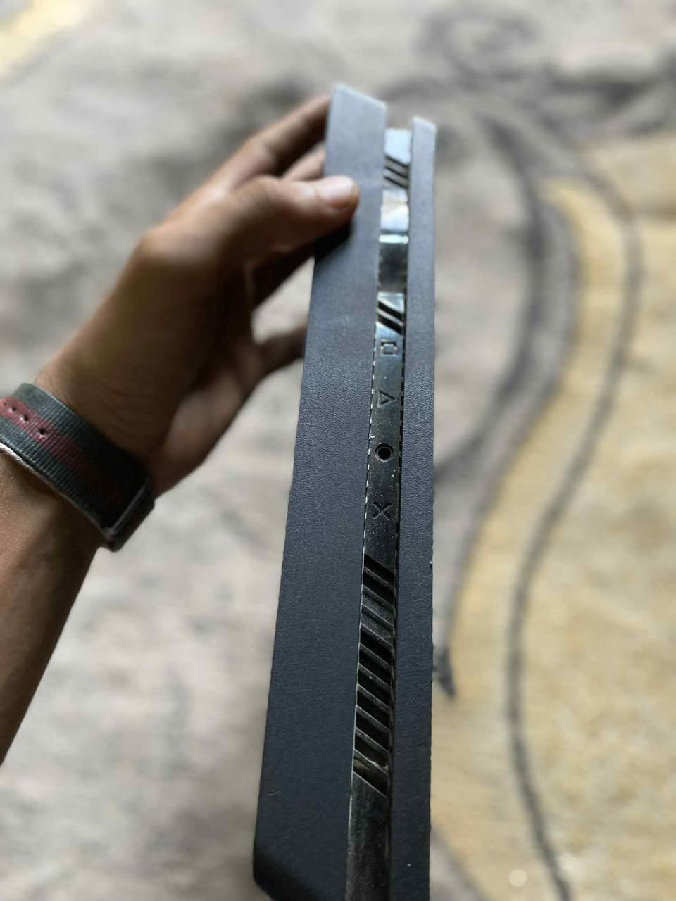 سلام عليكم . ابلي 4 سلم 500GB للبيع معه قرص فيفا 23 وgta وبتلفيلد 43 وجوستك 2  شرط الفحص وضمان مامفتوح ابد ونضيف مكاني بصره زبير رقمي *********** سعر نهائي 250
