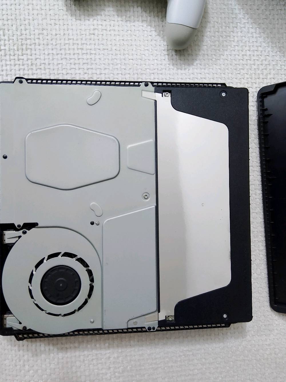 

أنا أبيع بلايستيشن 4 مع أدوات التحكم وكل الكيابل اللازمة. يجي وياها لعبة جراند ثيفت أوتو في. الجهاز بحالة ممتازة ونظيف، وهو رائع لقضاء أوقات ممتعة في الألعاب.