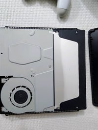 أنا أبيع بلايستيشن 4 مع أدوات التحكم وكل الكيابل اللازمة. يجي وياها لع...