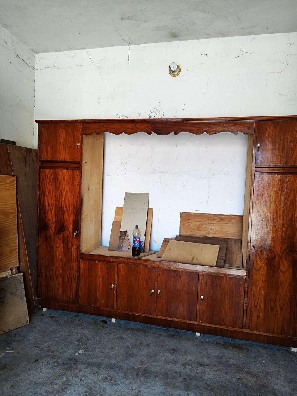 #كنتور 5 باب مترين وربع العمق 70 الارتفاع مترين و40  #وكلاريات 3 متر بابين نضيفات حيلل  حيلل .
#الرقم ***********
