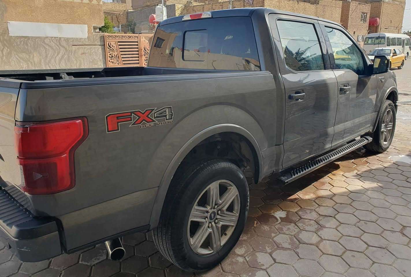 🚘 للبيع فورد F-150 XLT موديل 2018
🔹 محرك V8 سعة 5.0L
🔹 كير طرح أوتوماتيك 10 سرعات
🔹 دبل (4x4) فورويل
🔹 باب طويل / بدي قصير
🔹 ماشية 120 ألف كم
✨ المواصفات:
تشغيل عن بعد
نظام إطفاء اقتصادي عند التوقف
أنظمة مساعدة قيادة
سايد بريك كهربائي
مقاعد كهربائية + تدفئة
تحكم بالستيرن
شاشة + كامرة خلفية
حساسات خلفية وجانبية
جام خلفية كهربائية
🔸 حادث بسيط جداً (جاملغ أمامي أيسر) بدون تأثير على الشاصي أو اللغد.
📍 الموقع: واسط – الكوت
📄 رقم بغداد (مشروع وطني) تحويل مباشر بأي محافظة
💰 السعر المطلوب: 21,000 دولار قابل للتفاوض بالمعقول
❌ فقط بيع

📞  ***********
📞  ***********
