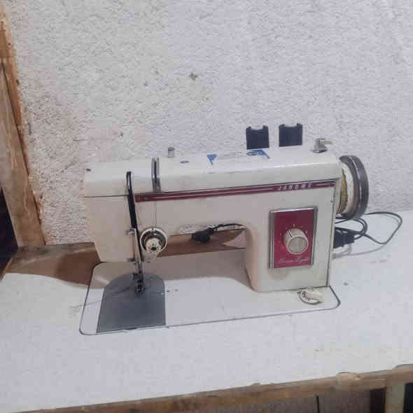 سلام عليكم مكينه مال خياط للبيع رايتها 100 وبيها مجال مكان البصره ***********
