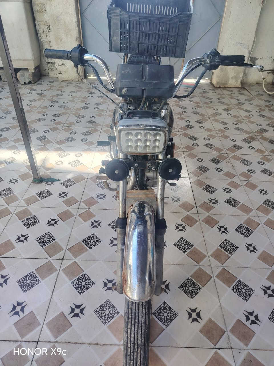 الدراجه سلف 5كير شغال
المكان حله ثوره السعر 350 وبيه مجال قليل
رقم الهاتف : ***********
