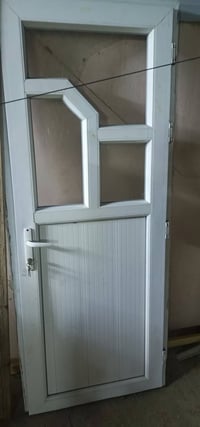 باب ٢م×٧٦ • لوحات ٣٣٩×١٠ سم • معاكس ٢٤٤×٨٣