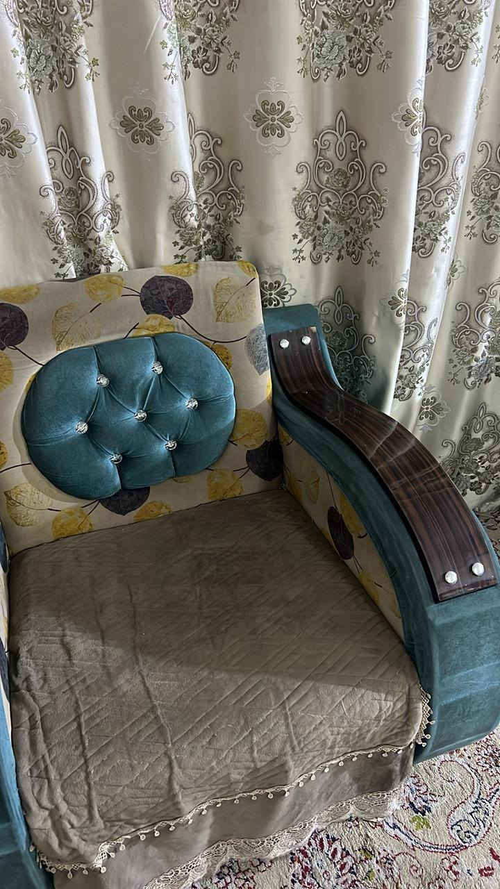 سلام عليكم ورحمة الله وبركاته تخم للبيع مع البردات سعر 250
وبي مجال 
تخم 10 نفرات 
بردات 3 قطع
***********
