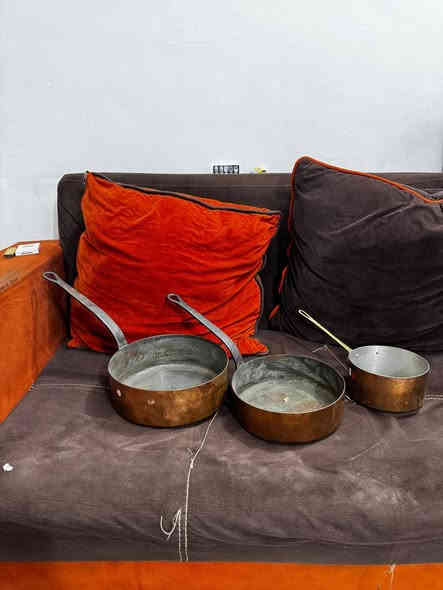 طاوات غماج نحاس أحمر قديم نضيفات جدا ووزن ثقيل 
5 كيلو ونص تقريباً مكاني بغداد يوجد توصيل ***********
