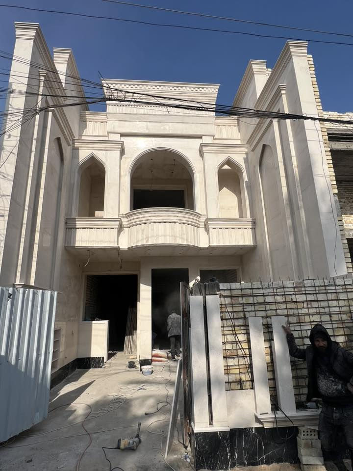 للبيع للبيع دار 🏠 في بغداد حي السيديه مساحه ١٥٠ متر واجهيه ٦ نزال ٢٥ 
شارع ١٥ متر رصيف ٥ مترات 
خلف شارع الخيزران 
كراج صاله مطبخ هول خدمات صحيه غرفه نوم 
طابق الثاني غرفتين نوم وخدمات صحيه سويت 
طابق الثالث غرفه نوم وخدمات صحيه 
العقار باسمي معرفه سعر اتصال ***********
