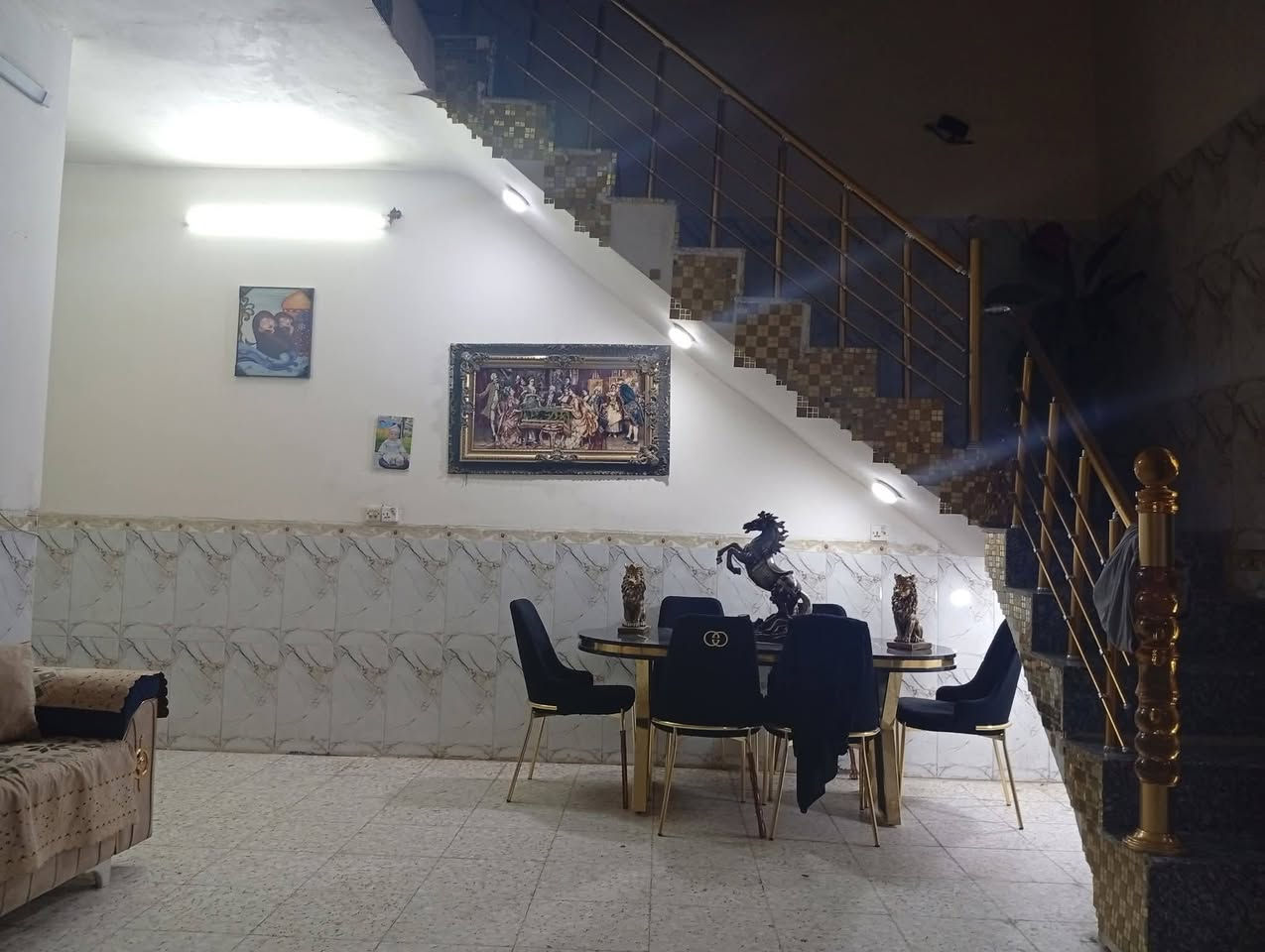 سلام عليكم بيت مساحه 150 متكون من 3 غرف وصاله واستقبال وحمام جوه وحمام فوك بيت بناء حديث المكان الزعفرانية الأربع شوارع شارع محمد البياتي ***********
