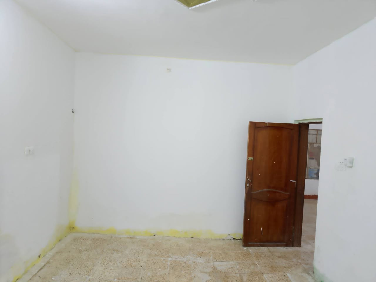 بيت للبيع بحي الاعلام مساحه 300 ***********
