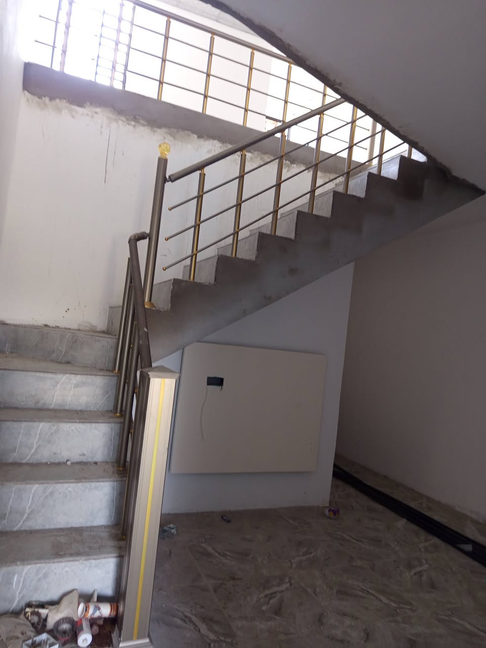 مشتملين للبيع قيد الانجاز طابقين متجاورات ركن١٠٠ م كل واحد طابو زراعي سند ٢٥ مكاتبه ووكاله تستلم ماء وكهرباء وتبليط وخط مولد وإنارة الاستلام  الاسبوع المقبل استقبال ومطبخ وصاله  وغرفة نوم وصحيات داخليه وخارجية والثاني صاله وغرفة نوم وصحيات ام العضام شارع السده خلف الصناعه الثالثه سعر الواحد ٦٣ مليون وبي مجال للشراي للاستفسار خاص او ***********
