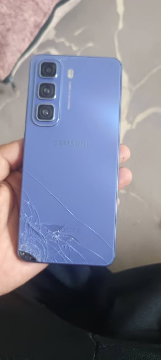 سلام وعليكم موبايلات 2 شغلات بس ليفون 6 بي فطر بل شاشه وسامسونج ضهره مكسور وهوه سامسونج مو اصلي ولايفون اصلي رايدهن ثنينهن 60 مكاني كربلاء شهداء سيف سعد الرقم ***********

