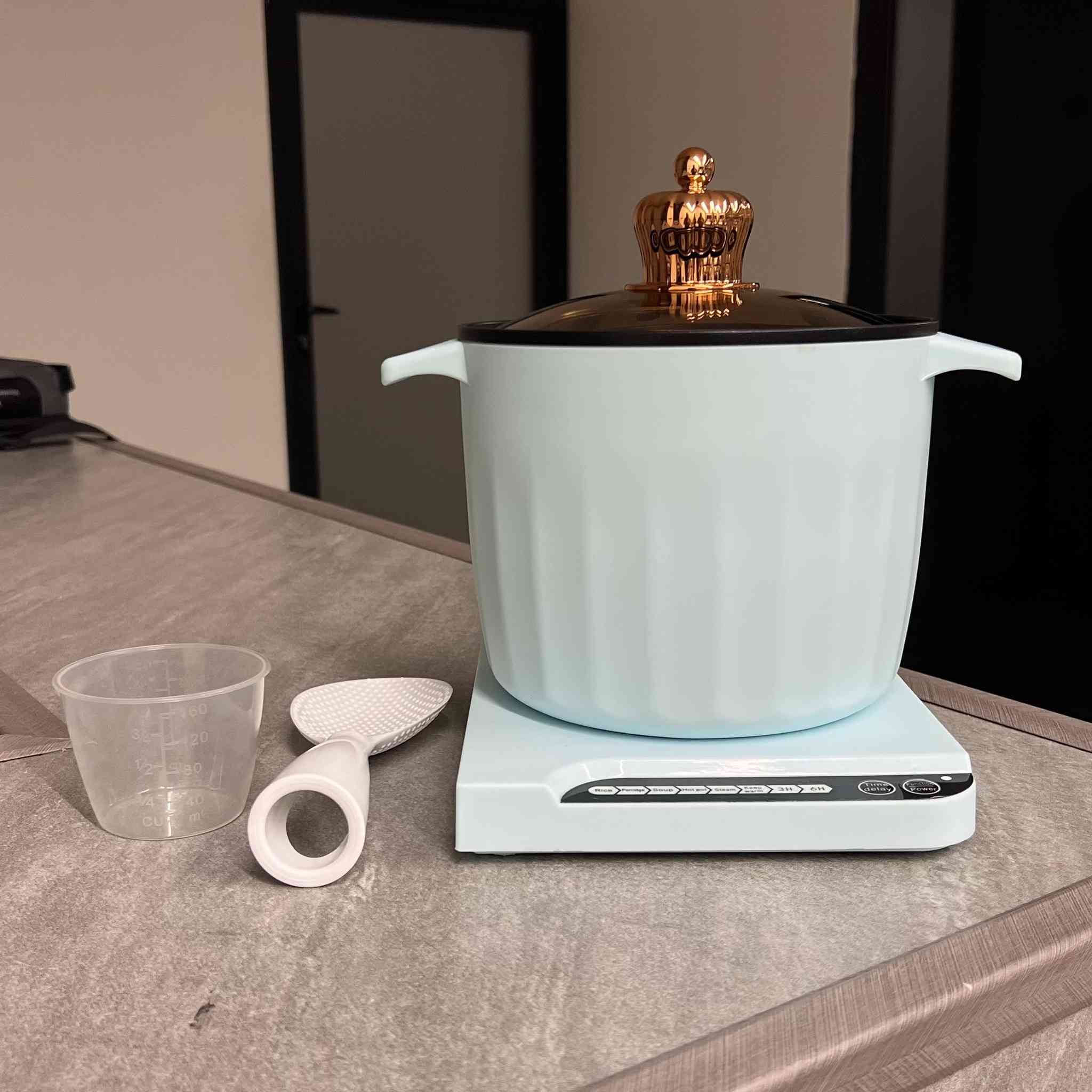 قدر كهربائي متعدد الوظائف Huiran سعة 1.5 لتر – موديل HR326 السعر 20 الف راسل الصفحة أو واتساب ***********

قدر كهربائي عملي من Huiran مصمم للاستخدام اليومي، يجمع بين الحجم المناسب وتعدد وظائف الطهي في جهاز واحد.

 • سعة 1.5 لتر مناسبة للاستخدام الفردي أو العائلي الخفيف
 
• تصميم قدر منفصل مع قاعدة تسخين كهربائية
 
• يدعم عدة أوضاع طهي مثل: الطهي، الشوربة، العصيدة، السلق، التبخير، والحفاظ على السخونة
 
• قدرة كهربائية 450 واط للاستخدام المنزلي
 
• يعمل على 220V / 50Hz
 
• تصميم بسيط وسهل الاستخدام كما هو موضح في صور المنتج

 • السعة: 1.5 لتر
 • الموديل: HR-326 / HR326
 • القدرة الكهربائية: 450 واط
 • الجهد الكهربائي: 220 فولت
 • التردد: 50 هرتز
 • الاستخدام: طهي وتسخين السوائل والطعام حسب الأوضاع المكتوبة على العلبة

الملحقات: كوب قياس ، ملعقة.
