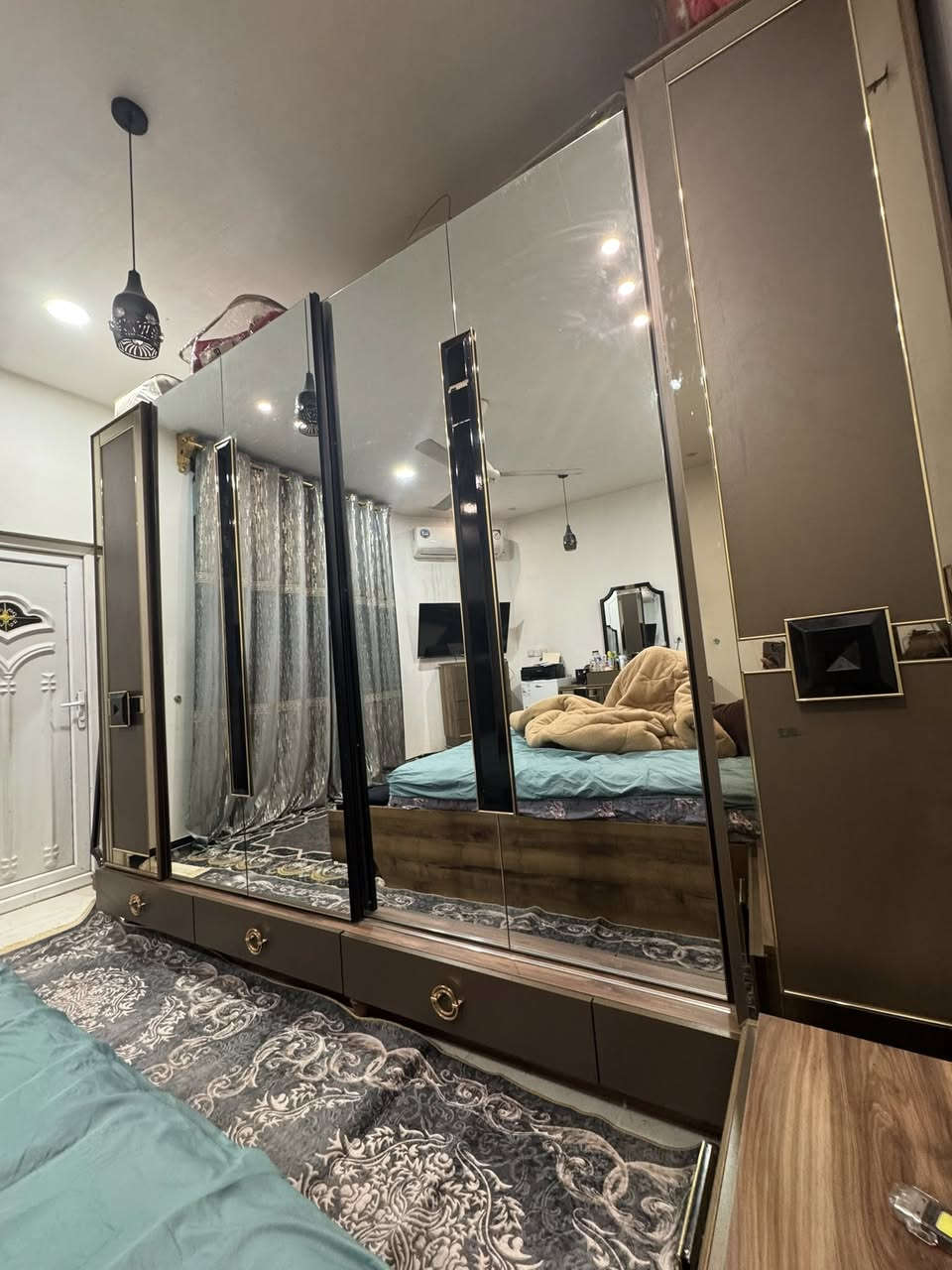 غرفة تركي درجة اولى 8 قطع نسبة الضافة 90‎%‎ نوع الخشب HDF  
السعر مليون و 250 وبيها مجال قليل 
العنوان بغداد البلديات ***********
