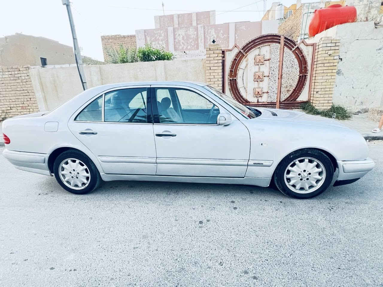 السلام عليكم 
مارسدس أم عيون E320 
بيها محرك  VVT 3000 
موديل 1998 
رقم انكليزي سنويه ل29 بأسمي تحويل ثاني يوم 
مكينه وكير كفالة 
صدر أمامي خلفي جديد 
تبريد ثلج منضومه جديدة بالباكيت قطعتين+ثلاجه 
تخم تاير جديد 
باتري جديد 
السعر 68
رقمي 
***********
