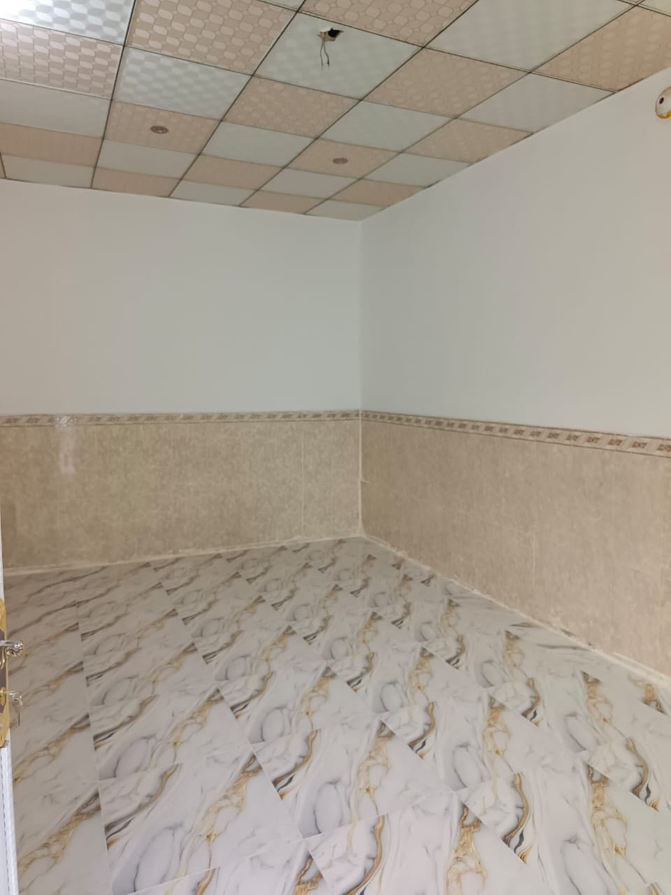 بيت 100 م طابق ونص للبيع طابق اول صب غرفه وصاله ومطبخ وستقبال وتخاريج وطابق الثاني غرفه وصاله سعر 78 الحولي شارع 30 اول ب 62 شراي يتصل ع رقم ***********
