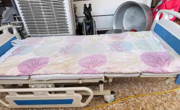 سلام عليكم *سرير طبي ميكانيكي 5 حركات النظافة 100% السعر 400 وبي مجال العنوان بغداد حي الاعلام شارع البدالة* ***********
