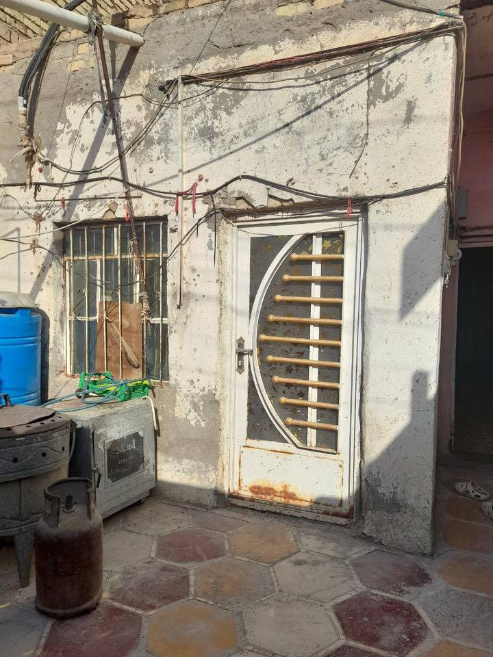 سلام عليكم بيت بحي شهداء ١٠٠م مقابيل جمعيات البيت ع ساحه بناء عكاده بسعر مناسب ***********
