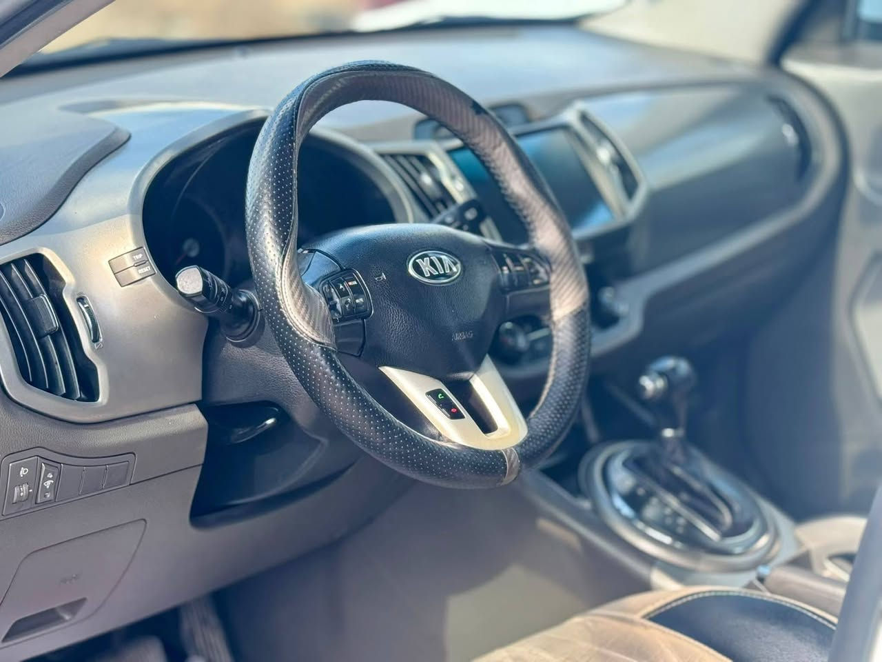 كيا سبورتج 2014 خليجي  مكفولة
مكينة 2000 مكفول 
تحكم ستيرن 
كامره دواره 
رادار 
بيها شخط باب السايق مبين بلصوره ع وضعه لامدكوك بارد ولاشي 
سياره جاهزه ونضيفه 
السعر ١٣٠ 
العنوان / السيديه 
للأستفسار / ***********
