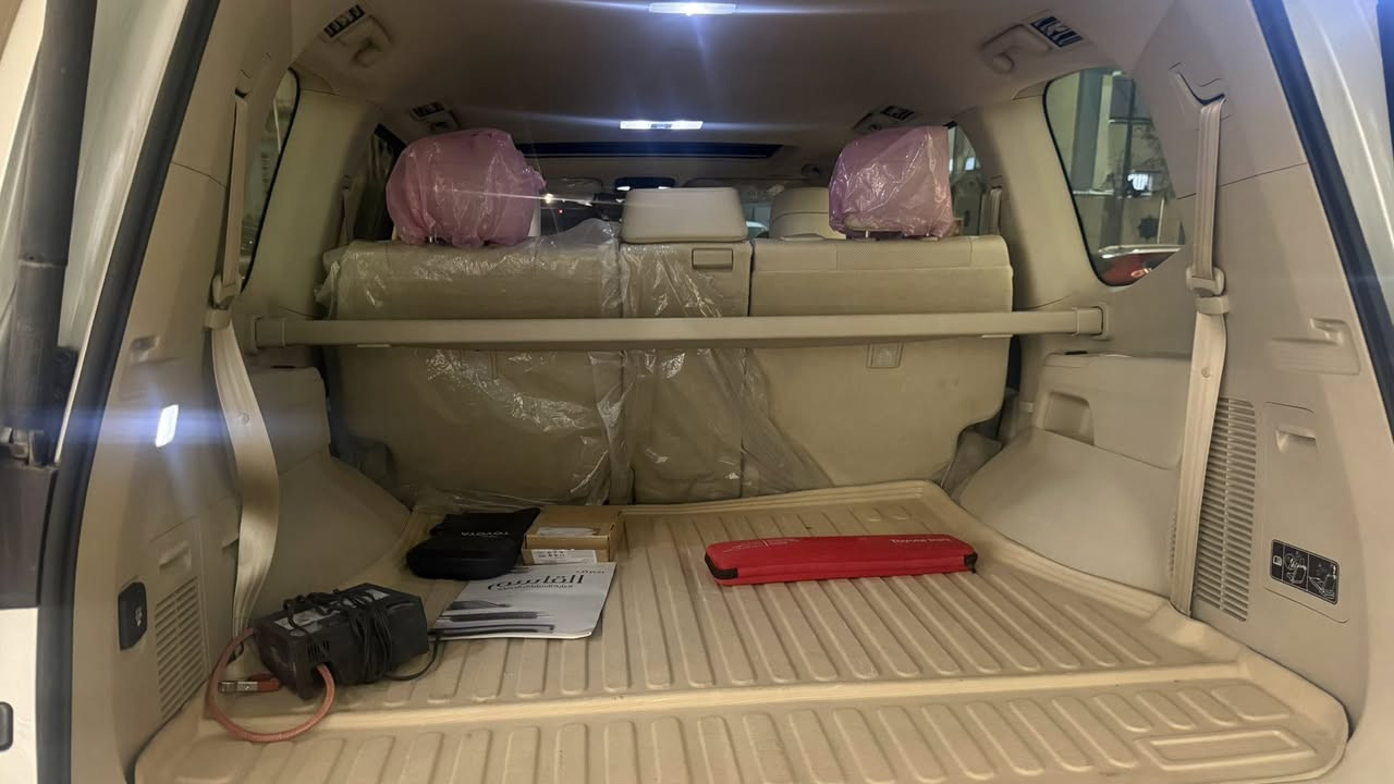 لاندكروز ساز ٢٠٢٥ ماشية ١٤ مقفولة ماعدة شخط صغير بالباب الخلفي حتى ما مكحل جي اكس ار محرك ٤٠٠٠ تنفس طبيعي السعر رجاءاً خاص او واتساب او اتصال 
***********
