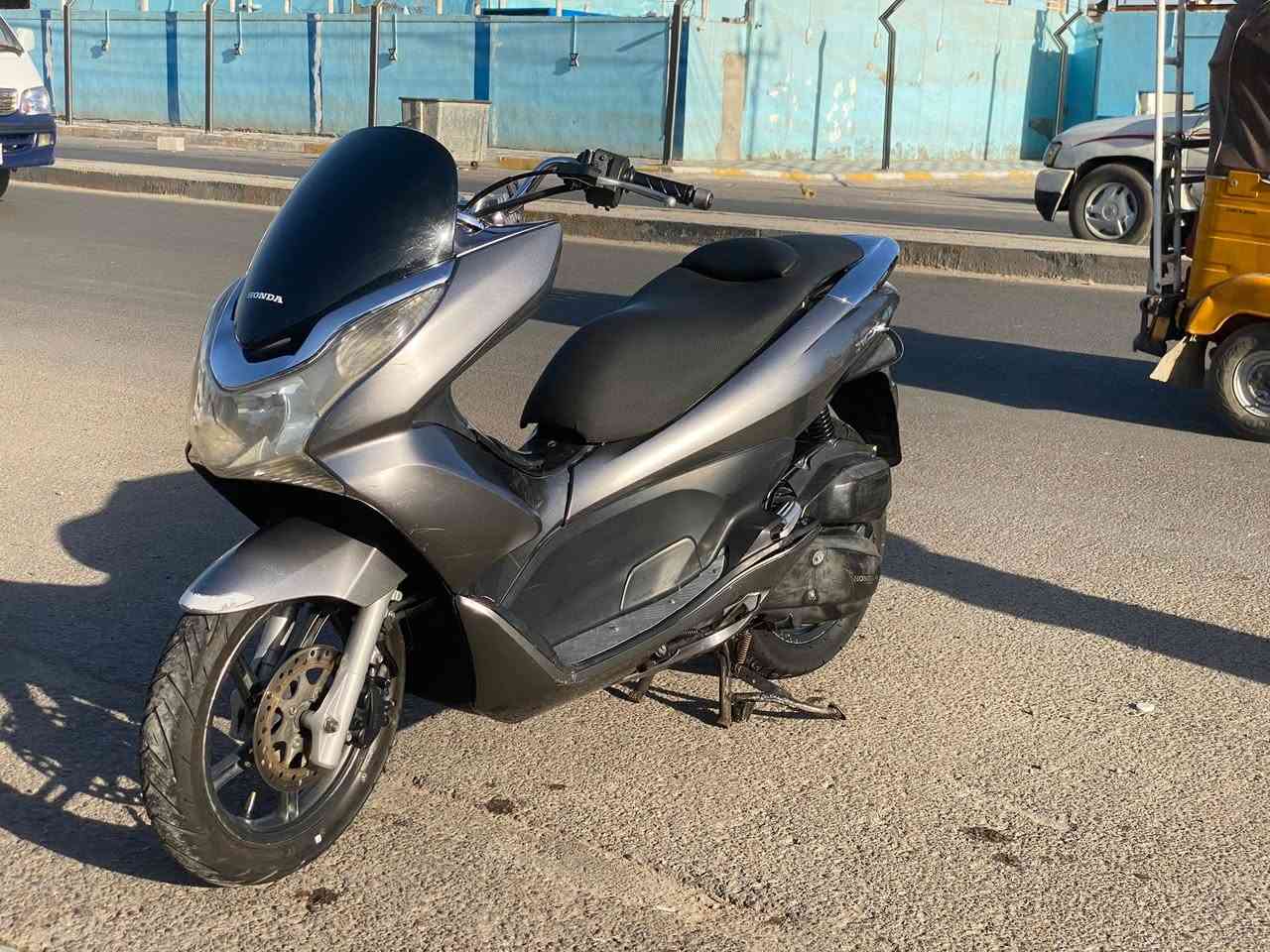 السلام عليكم للبيع دراجه pcxجيل الاول  دراجة  ماخذها رمبه الدراجه وأعلى ايدي حجم مكينه 150ياباني الاصلي دراجه جديده مال جناي وعلئ ايدي 
ياباني الاصلي دراجه كامله أستان كهربائي حساس ازدحام سويجات دراجه جديده الدراجه  احلا من الصور مال جناي المكان بغداد دراجة مكفوله اي نقص مابيه السعر خاص ***********
