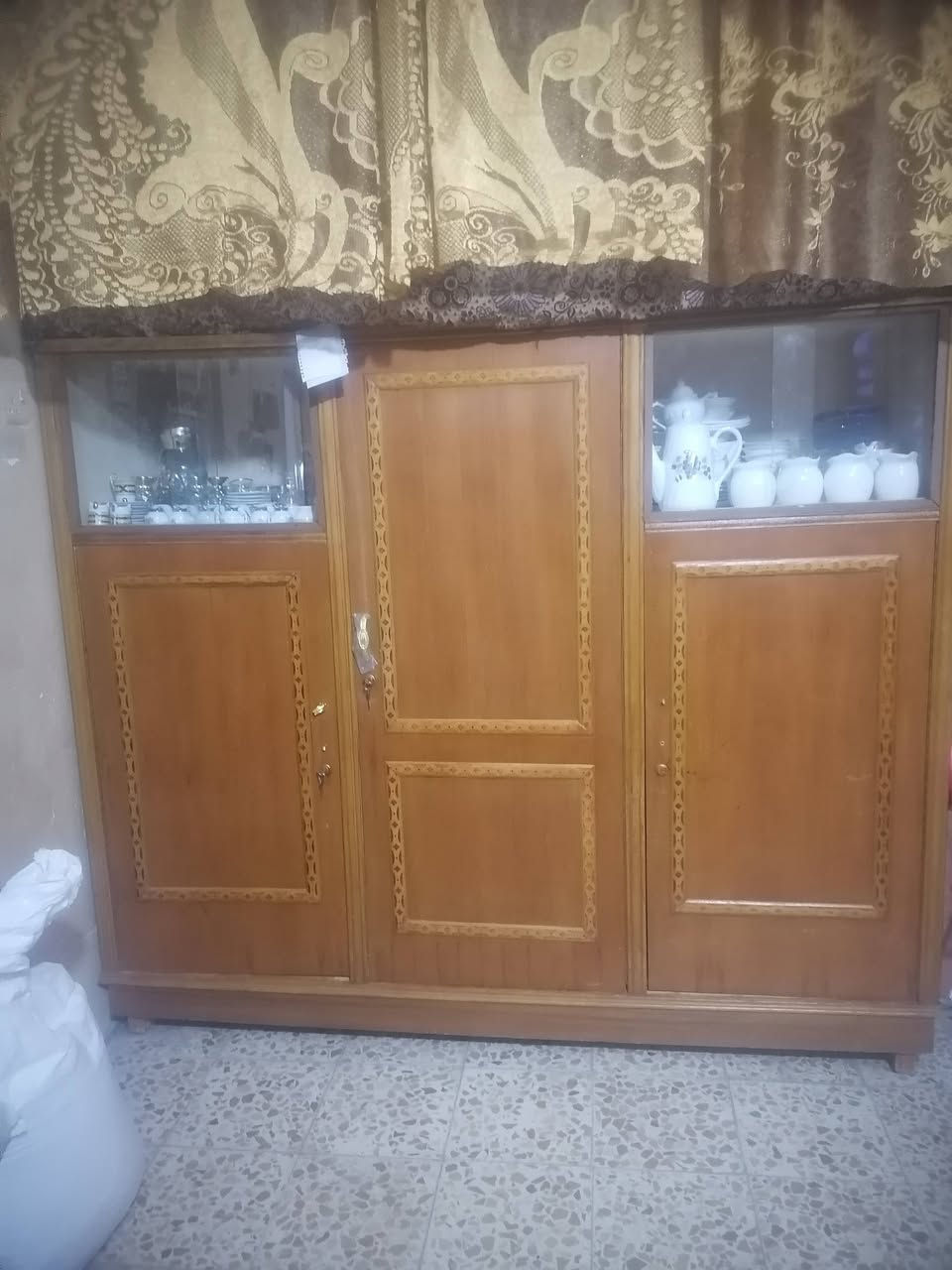 بوفيه للبيع السعر 225 وبيه مجال ***********
