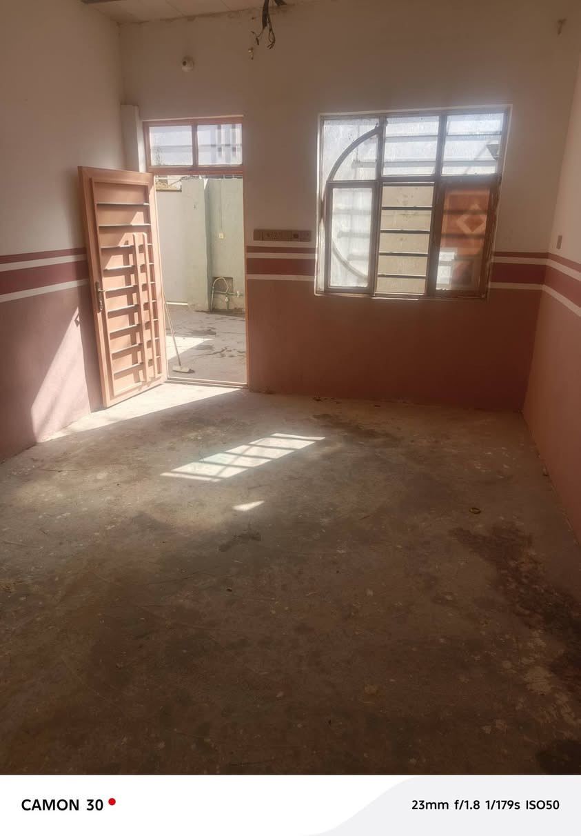 بيت الايجار 200متر يحتوي على 3غرف نوم واستقبال وصالة ومطبخ حي النداء  قرب شارع 60 قرب مجمع الاميرات الاول ***********
