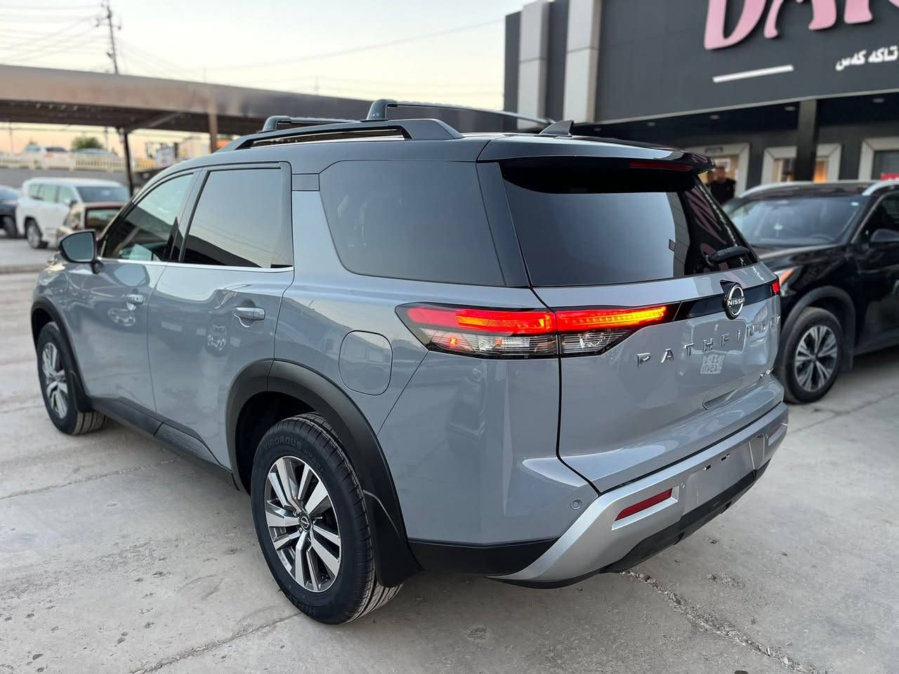 NISSAN PATHFINDER 2024
SL 4WD 
لون سمنتي صقف أسود
ماشي ٧٠٠٠٠ ميل 
حادث خفيف 
إرباك فقط ستيرن 
بدون صبغ 
بس بنيد شوية مكانين بيها تعديل 

٦ سلندر محرك ٣،٥

مواصفات 
رادار ٣٦٠
حساس خلفي 
كاميرا ٣٦٠ درجة 
صندوق كهربائي ⚡️ 

كشن كهربائي جلد تدفئة 
شاشة كبير 
باب خلفي بردة 
تبريد مركزي 
مكان سليمانية 
سعر ٢٥٥$ ورقة و مجال 
***********
