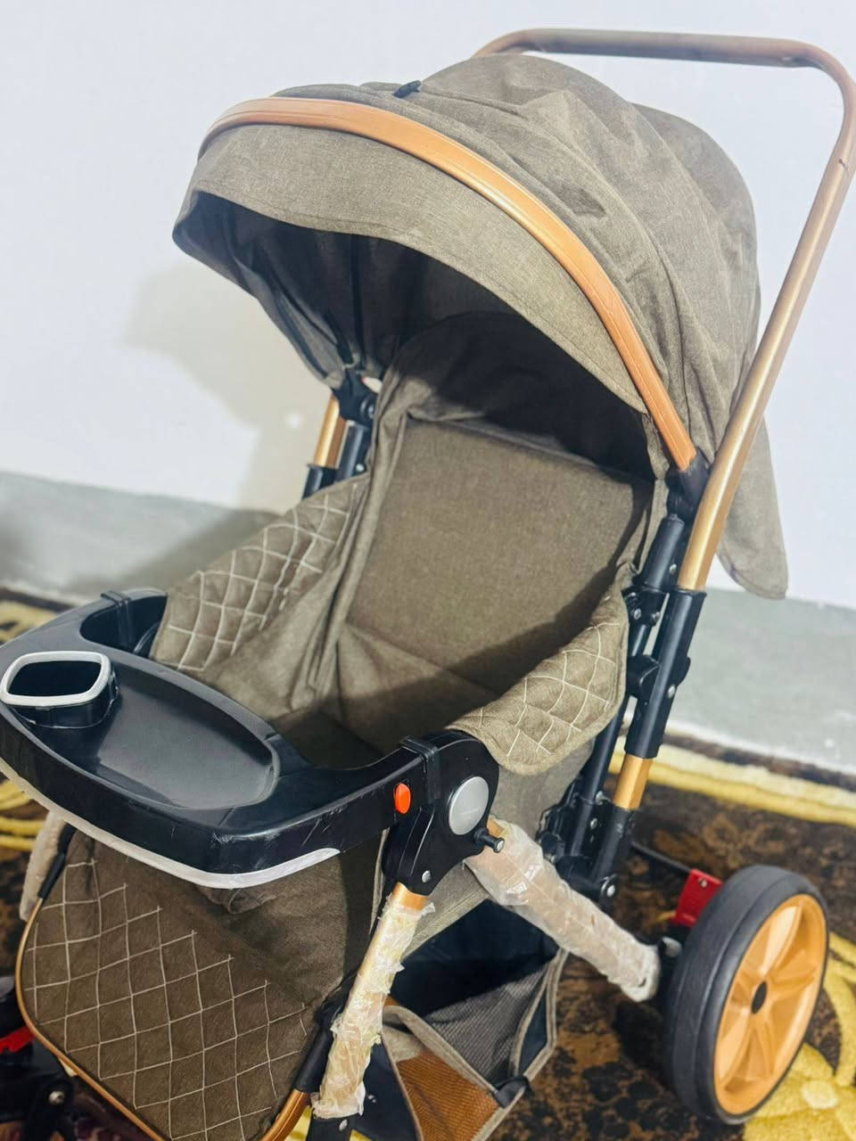 للبيع عربانة حجم كبير نضيفة جلوس و منام و  تتطبك و يدة من جهة الام***********
