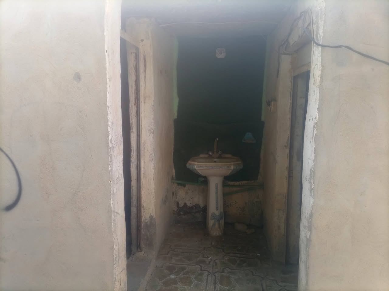 دار للبيع  في شارع النفط قرب اسواق الصدرين مساحه 260 متر
اثنين غرف 
مطبخ 
هول 
استقبال 
حديقه 
صحيات خارجيه 

الاستفسار الاتصال على الرقم 
***********
