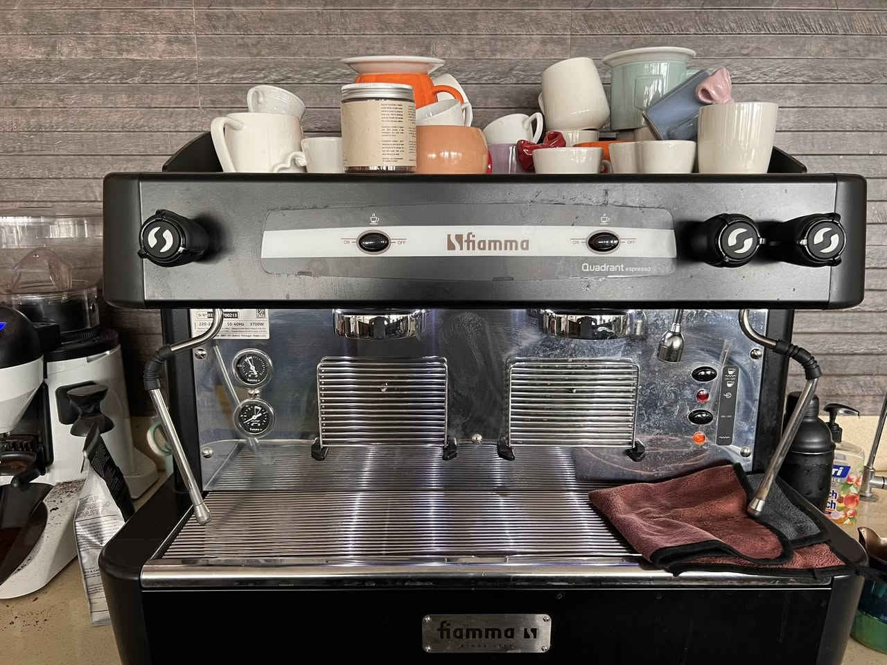 السلام عليكم مكينه فيما استخدام 3 اشهر  2كروب ما طاحونه لمس استخدام قليل وبعدها بالضمان السعر 1900 دولار و بيها مجال مكاني بغداد المنصور للتواصل ***********
