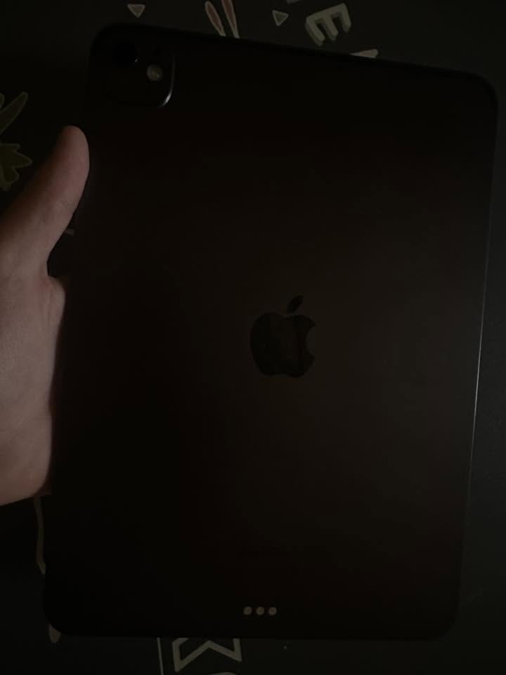 مميزات iPad Pro M4 (11 إنش)
• معالج M4 فائق السرعة للألعاب والتصميم والمونتاج.
• شاشة Ultra Retina XDR OLED بألوان مذهلة وسطوع عالٍ ودقة ممتازة.
• معدل تحديث 120Hz ProMotion لتجربة سلسة جداً.
• تصميم نحيف جداً بسُمك 5.3 ملم ووزن خفيف 444 غرام.
• دعم Apple Pencil Pro للكتابة والرسم الاحترافي.
• كاميرا أمامية 12MP مع Center Stage لمكالمات الفيديو.
• أربع سماعات ستيريو بصوت قوي وواضح.
• منفذ USB-C / Thunderbolt لنقل الملفات بسرعة عالية.
• دعم Wi-Fi 6E و5G (في النسخة الخلوية).
• بطارية تدوم حتى 10 ساعات من الاستخدام المعتاد.


**إذا كنت صاحب هذا الإعلان وتريد حذفه لأي سبب، رجاءا أرسل رسالة إلى الدعم الفني**